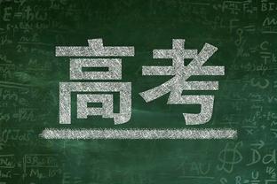 我呸！霍奇森不满判罚找裁判理论！转身后朝地上狠狠呸了一口！